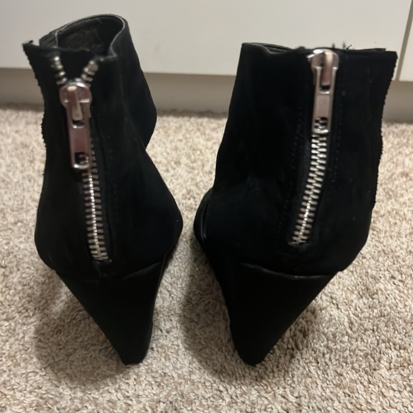 Black wedge heel with zipper in the back. - Picture 3 of 3